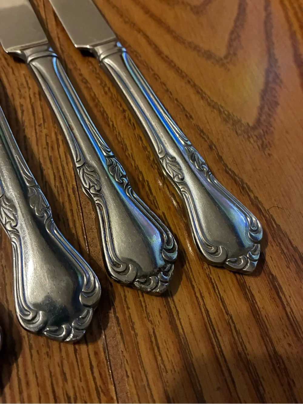 Ornate Silver-Tone Dinner Knife Set (4)